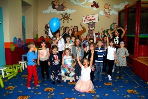 Crianças se divertindo em uma festa infantil