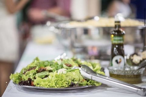 Salada fresca servida no buffet