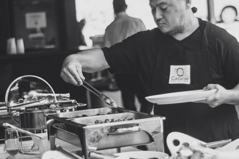Chef da Catarse Buffet servindo durante um evento