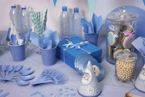 Mesa de festa infantil decorada em tons de azul