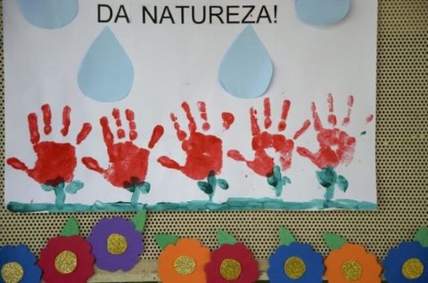 Mãos pintadas de criança em cartaz colorido