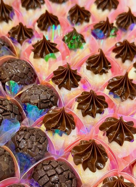 Brigadeiros e docinhos com bico de chocolate em forminhas rosa holográficas – Auris Doceria