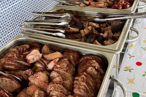 Cortes de churrasco fatiados em rechauds