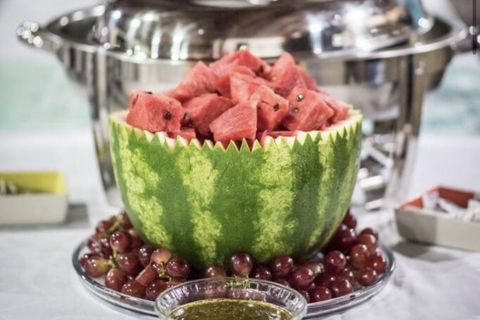 Melancia decorada com frutas frescas