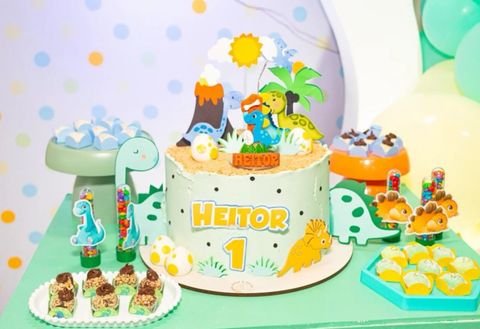 Bolo de 1 ano com tema de dinossauros e mesa de docinhos personalizados – Auris Doceria