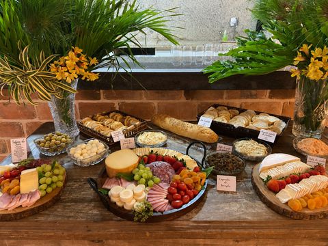 Mesa de frios e antepastos preparada pela Catarse Buffet