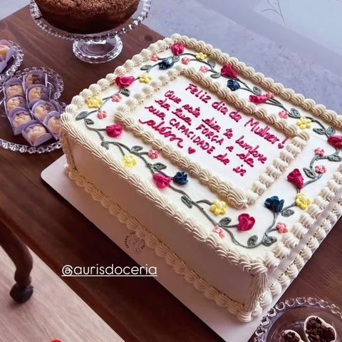 Bolo retangular branco com flores de chantilly e mensagem “Feliz dia da Mulher” – Auris Doceria