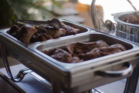 Carnes grelhadas em rechauds