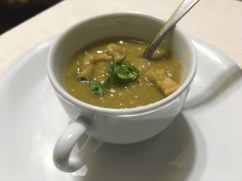 Caldo de ervilha servido como entrada em porção individual