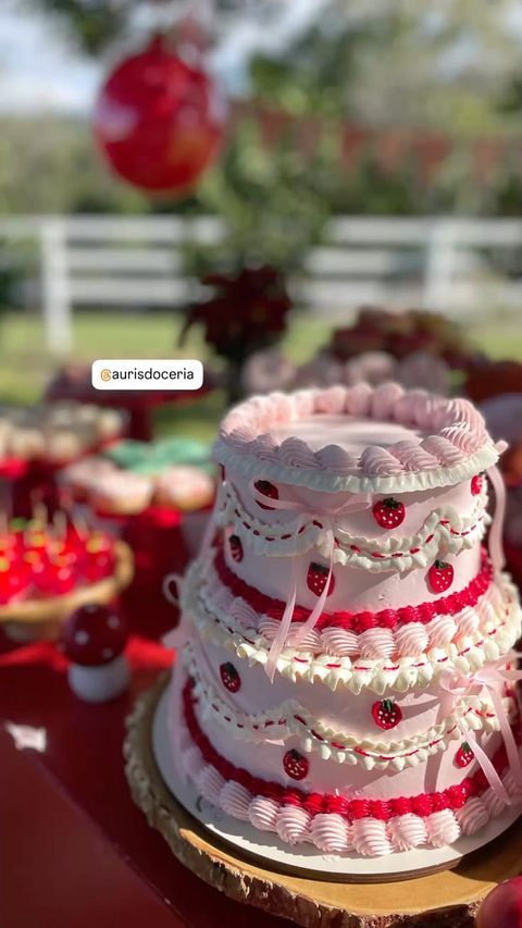 Bolo de festa rosa de andares com morangos desenhados, laços e acabamento vintage – Auris Doceria