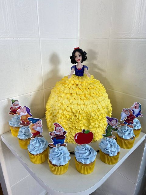 Bolo de festa infantil personalizado