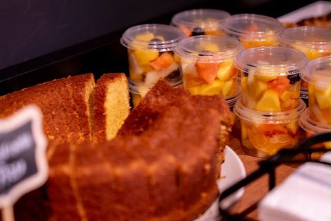 Bolo caseiro com copinhos de frutas