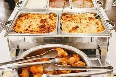 Buffet completo servido em rechauds durante um evento