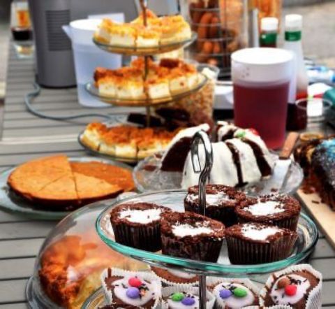 Mesa farta de café colonial em um evento