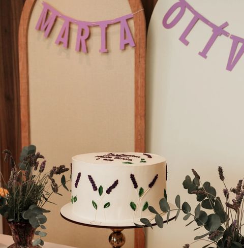 Bolo branco com ramos de lavanda pintados à mão para festa de 1 ano – Auris Doceria