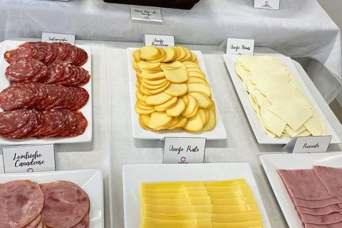 Mesa de frios com queijos e embutidos