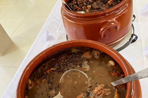 Feijoada servida em panelas de barro