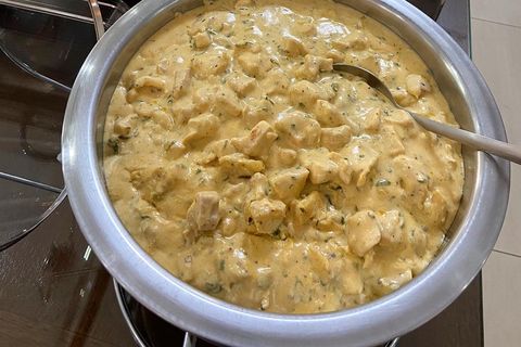 Estrogonofe cremoso servido em panela de buffet