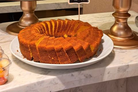 Mesa de bolos e doces de café colonial