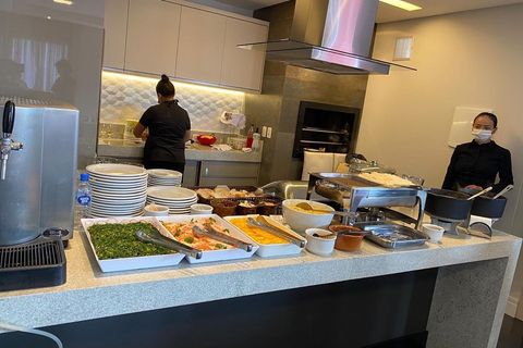 Equipe da Catarse Buffet preparando o serviço na cozinha