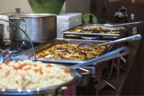 Buffet de pratos quentes em travessas