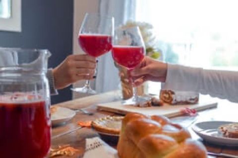 Brinde com taças na celebração
