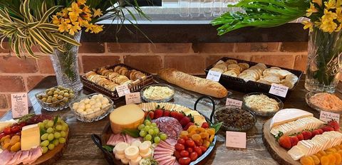 Mesa de buffet decorada com frios, queijos e pães para confraternização de empresa na Grande Florianópolis