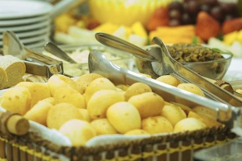 Cestas de pão de queijo e pães frescos
