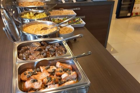 Buffet com salmão e pratos variados